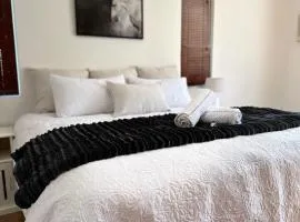 Mario & Luiza's Place - Cozy Stay with Pool & Braai