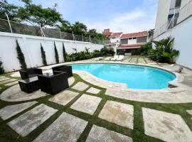 Villa moderna con piscina y espacios sociales