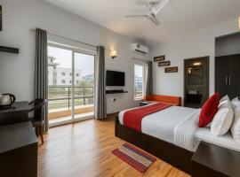 Pearl Grand Boutique Cottage in Omaxe Anandam Vrindavan - #premium AC rooms with balcony #big parking #lift #garden #peaceful area #near prem mandir #property of the year #most awarded，位于范兰德凡的酒店