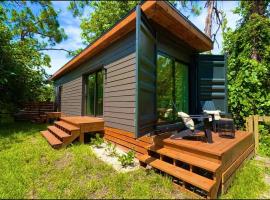 Zen Container Tiny Home with Fenced-in Yard, Fire Pit, Centrally located and Pet Friendly，位于迈尔斯堡的酒店
