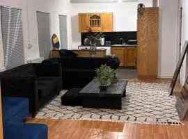 3 Bed Luxury Contractors Apartment, Free Parking, City Centre, Fast WiFi by Opulent Stays