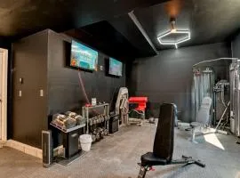 FlightDeck HotTub Fireplace NearAirport FamilyHome