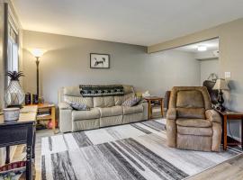 Townhome 10 Mi to WPAFB and Dayton!，位于比弗克里克的酒店