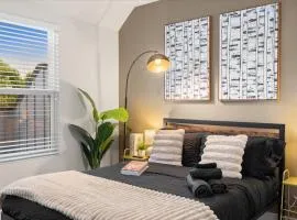 Luxe King 3BR Townhouse Mins to Uptown CLT