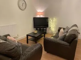 2 Bed Deluxe Apartment, City Centre, Allocated Parking, Fast WiFi by Opulent Stays