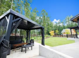 Pino-富士山麓-山中湖-新築貸切ヴィラ-蚊帳東屋BBQ無料-150平米ドッグラン付-小型犬3匹無料-長期滞在早期歓迎割引-バリアフリー，位于山中湖村的宠物友好酒店