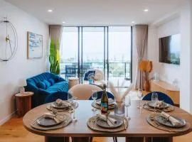 3-Bedroom Apartment with Sea View, Rooftop Pool, Study & Free Parking