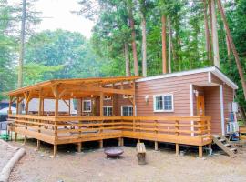 森と湖の楽園ＷorkshopＣampＲesort，位于富士河口湖的酒店