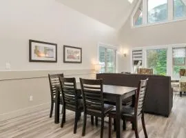 Modern 4BR unit Lake Views