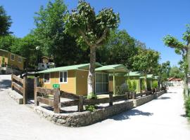 里约普隆营地旅馆，位于利亚内斯的露营地