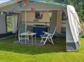 Gezellige caravan met weids uitzicht nabij Sneekermeer
