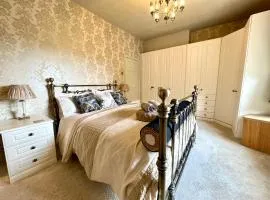 Above Rubies - Cross Cottage, Luxury, Dog Friendly