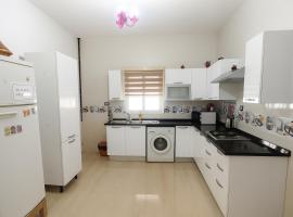 villa mimosa free parking inside，位于泰塔温的带停车场的酒店