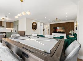 Stylish group retreat with garden, games & parking in West London，位于斯坦斯的酒店