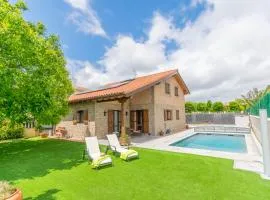 Gran casa de campo con piscina a 15 km de Pamplona