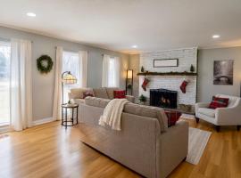 Family Friendly 3BR Knoxville Retreat Holiday Ready, Near UT & Downtown，位于诺克斯维尔的酒店
