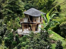 Leaf House - Sereno Glamping，位于El Tablazo的豪华帐篷