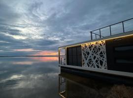 Houseboat Nowe Guty，位于新古提的酒店
