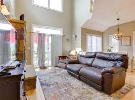 Less Than Half-Mi to Lake Townhome with Hot Tub in McHenry!