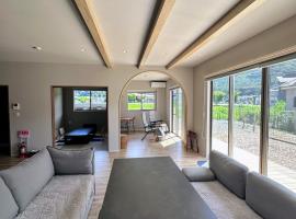 wag ur day - Spacious Villa Sleeps 10 Pet-Friendly dogs and cats Up to 7 Huge Private Dog Run，位于富士河口湖的宠物友好酒店