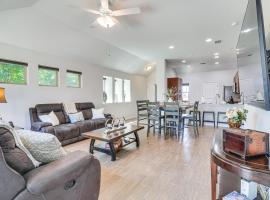 Pool Access + Private Yard: Family Home in Kyle!，位于凯尔的酒店