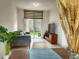 Amplio departamento en PB con patio y alberca