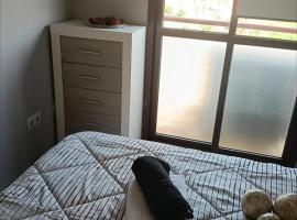 Atico de lujo con jacuzzi, piscina y gimnasio cerca de Balneario de Archena，位于Villanueva de R&iacute;o Segura的带热水浴缸的酒店