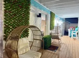 New 2025-Ocean Sands Beach Boutique Inn-Sauna and Salt-Mineral Pool -Free Beach Bikes and Famous Beach-Nightly Popcorn-Bathrobes and Sunscreen in all rooms-Ultra Sparkling Certified-Free Laundry-4 Grand Black Beds in all rooms
