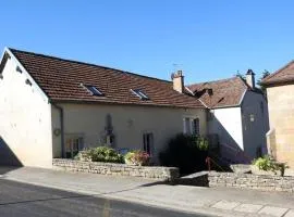 Gîte paisible avec 2 chambres et cour, au-dessus de la mairie, près de Langres - FR-1-611-22
