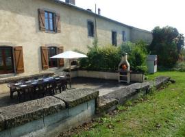 Charmant gîte historique avec terrasse, salle de jeux, et recharge électrique – proche Vittel & Contrexéville - FR-1-589-219，位于Serocourt的酒店