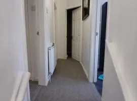 PREISTLEY HOUSE- CONTRACTORS ACCOMMODATION Entire 4 Bedroom House with free parking and up to 8 sleep- NO PARTIES ALLOWED