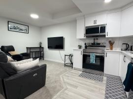 Cozy & Quiet Calgary 2BR Suite，位于卡尔加里的酒店