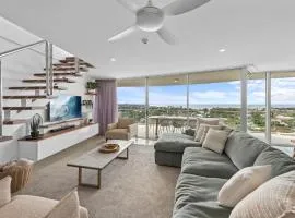 Beachside Penthouse w Private Rooftop & Oceanviews