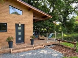 La cabane sur l'&eacute;tang，位于&Eacute;tival-Clairefontaine的木屋