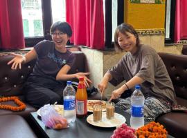 Friends Guest House & Hostel- near TAJ MAHAL，位于阿格拉的酒店