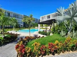 Araquuna, Chic New Condo, Pool & Balcony By Valléra Homes