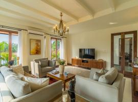 Villa Lumi, Villas By Noor，位于Aldona的酒店