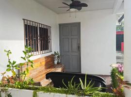 Beachfront House In Isla Grande Province of Colon，位于波托韦洛的乡村别墅