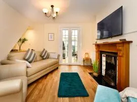 Castle Square Cottage - Beachside Retreat