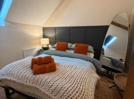 The Mews - Worcester City - House - Gated - Self Check In - Free WIFI - 2 Doubles - TVs in bedrooms - Sleeps 6 - Free Nearby Parking，位于伍斯特的酒店