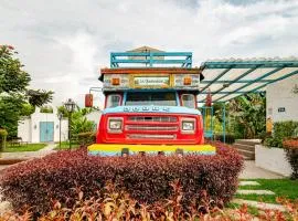 La Querendona - La Chiva un típico autobús Colombiano