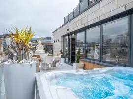 SAINT PAUL - Unrivalled 3BR Penthouse Apartment with Hot Tub Leeds