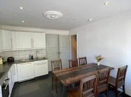 Fully furnished room with shared kitchen and bathroom8