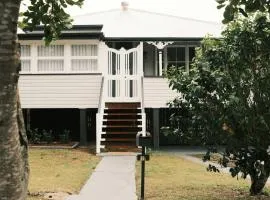 Urban Getaway Colonial 6 beds 2 bath aircon pet family