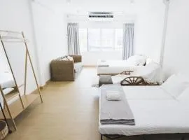 Nitichai place, Cozy 3-Storey Sukhumvit Stay