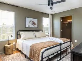 Charming Hideaway near Dolly w Hot tub & Arcade