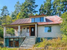 Gorgeous Home In Väversunda With House Sea View，位于Väversunda的酒店