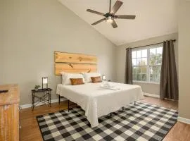 Peaceful Escape 2BR Retreat w Private Hot Tub