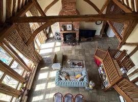 Heritage Cottage with a Pool，位于迪斯的酒店