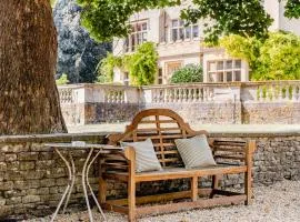 The Old Pool House, Stylish Large Studio in Private Country Estate with Air Con